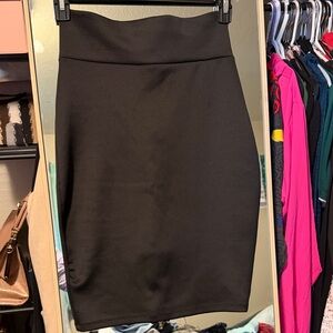 Discreet Classic Black Pencil Skirt